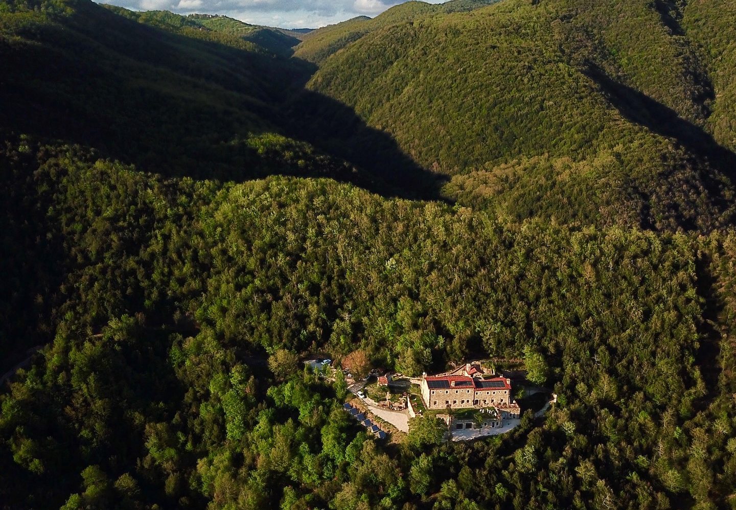 Eremito visto dall'alto tra i boschi della valle di Parrano