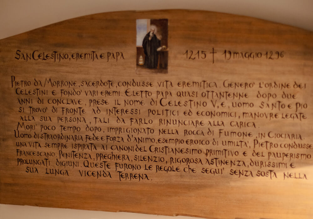 Pannello in legno con il testo dedicato a San Celestino nella celluzza