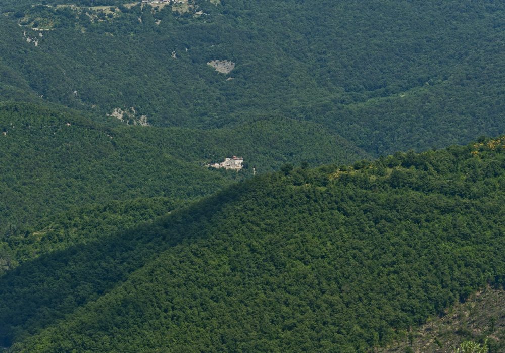 Veduta aerea di Eremito immerso nei boschi della valle di Parrano in Umbria