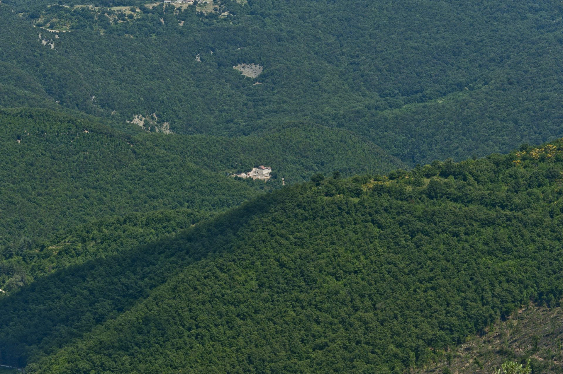 Veduta aerea di Eremito immerso nei boschi della valle di Parrano in Umbria