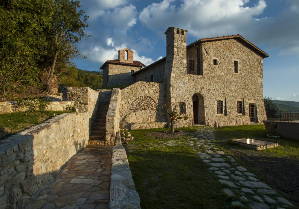 Scalinata e vialetto acciottolato che salgono verso l'ingresso di Eremito