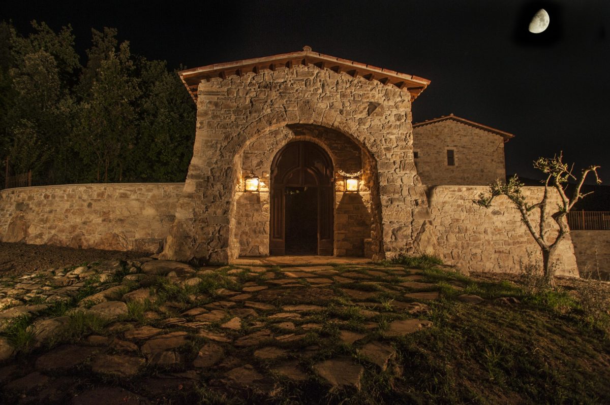 Facciata della cappella di Eremito di notte con vialetto acciottolato
