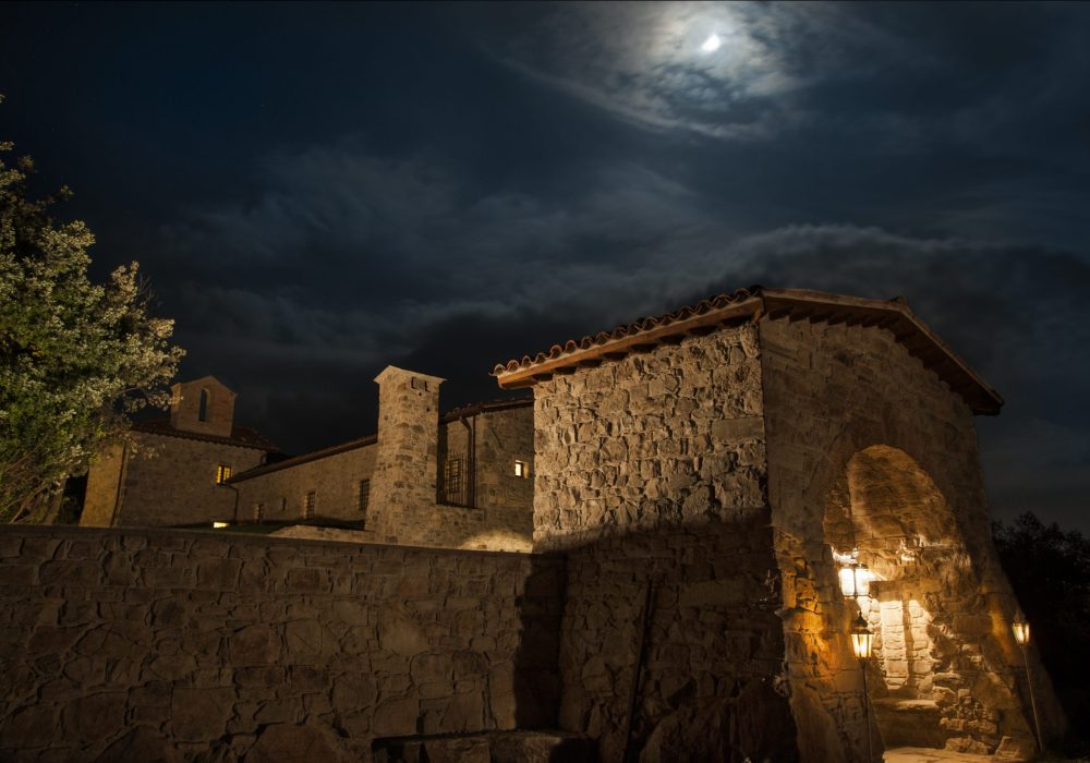 Eremito sotto la luna piena tra le nuvole della notte umbra