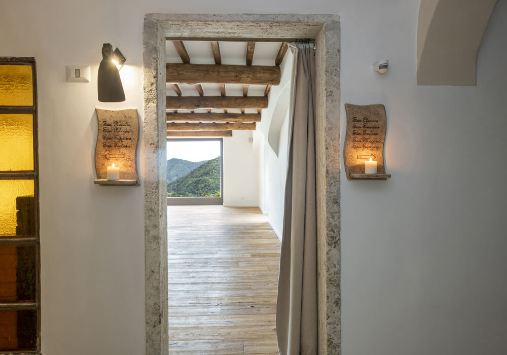 Corridoio in pietra di Eremito che porta alla sala yoga