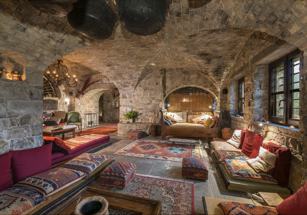 Salone voltato in pietra con tappeti kilim e cuscini a terra